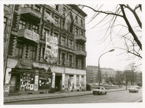 Das erste besetzte Haus Schoenhauser Allee 20, Februar 1990