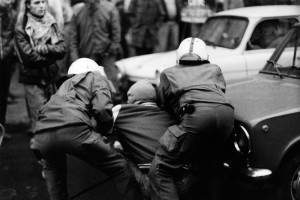 14. November 1990 - Ein Verteidiger der Mainzer Straße wir gefangen genommen.