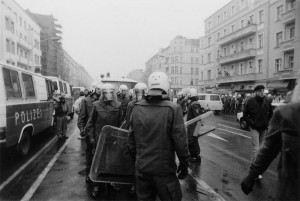 Foto: 14. November 1990 - Die Frankfurter Allee gleicht einem Heerlager