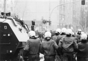 Foto: 14. November 1990 - Die Polizie rückt mit Räumpanzer vor.