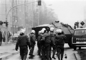 Foto: 14. November 1990 - Die Polizie rückt mit Räumpanzer vor