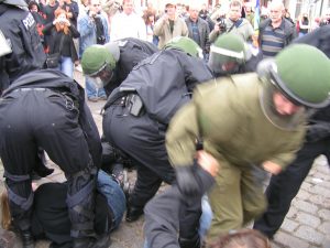 Brandenburger Polizei löst eine Antifa-Blockade auf. Foto: AG Timur und sein Trupp