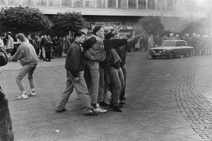 Frühjahr 1990: Nazi-Hools randalieren auf dem Alexanderplatz.