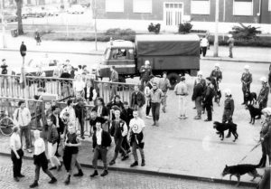 April 1990: Nazi-Hools greifen das besetzte Haus Schönhauser Allee 20/21 an.