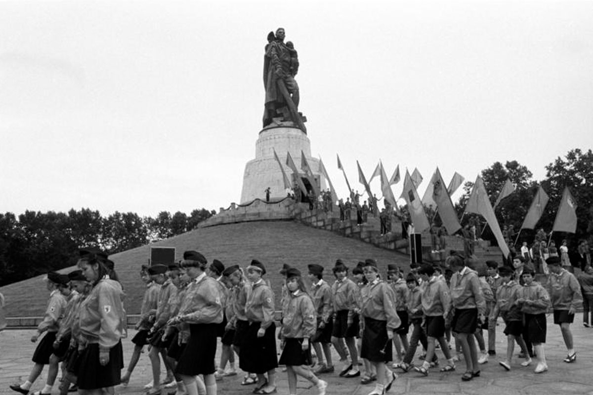 Kranzniederlegung durch Leninpioniere, Komsomolzen und Thälmannpioniere, Juli 1989.