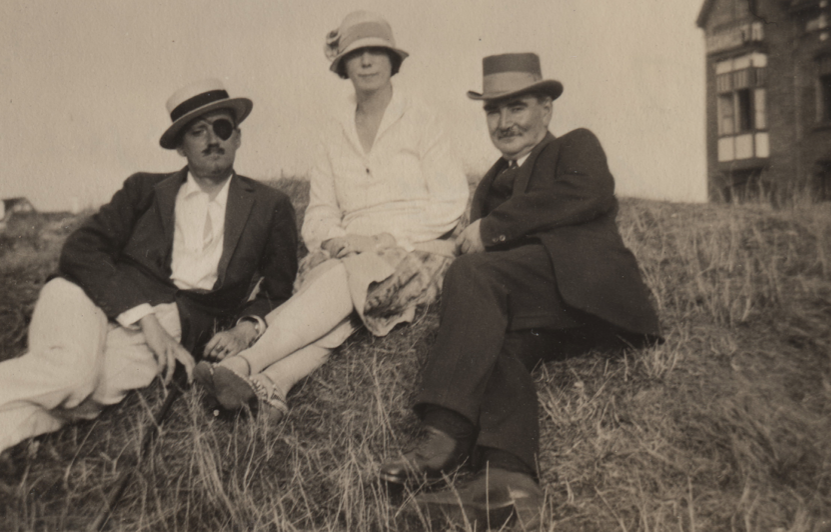 James Joyce, Nora Barnacle und Patrick J. Hoey liegen in Ostende im Gras, August 1926. Sammlung: University at Buffalo, the State University of New York.