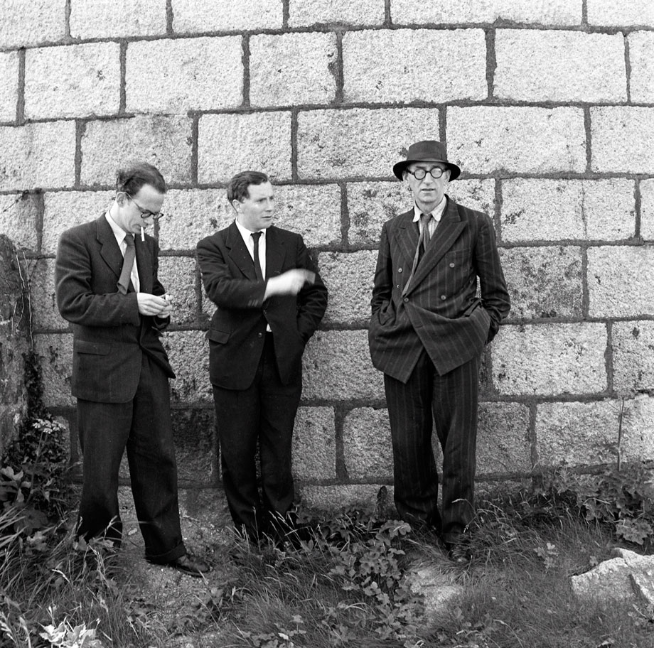 Anthony Cronin, John Ryan und Patrick Kavanagh am Martello Tower, Sandycove, Bloomsday 1954 (National Library of Ireland, Dublin)